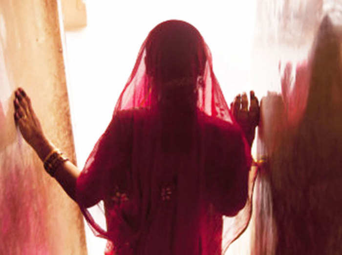 महिला का आरोप, गैंगरेप के बाद निर्वस्त्र घुमाया - woman says she was  gang-raped and forced to walk nude | Navbharat Times