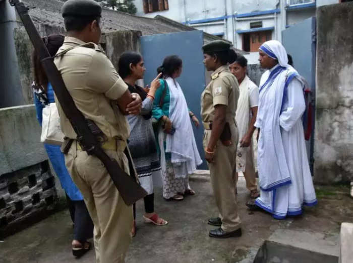 Missionaries Of Charity म शनर ज ऑफ च र ट स स थ क द नन और एक मह ल कर मच र बच च ब चन क आर प म ग रफ त र Jharkhand Missionaries Of Charity Staff Arrested With Two Nun For