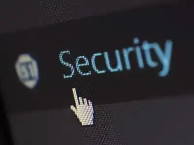 हाल ही में खबर आई थी कि एक व्यक्ति ने बारिश में मोबाइल पर कॉल रिसीव की और उसमें ब्लास्ट हो जाने से उसकी मौत हो गई। मॉनसून ने दस्तक दे दी है और इसी के साथ मोबाइल को सेफ रखना बहुत मुश्किल भरा काम होता है। बारिश में खुद को बचाने के साथ-साथ बहुत जरूरी होता है। हम आपको कुछ तरीके बता रहे हैं, जिनकी मदद से आप अपने मोबाइल को भयंकर बारिश में भी एकदम सुरक्षित रख सकते हैं। भारी बारिश में मोबाइल को यूं रखें सुरक्षित