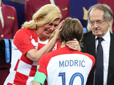 फीफा वर्ल्ड कप फाइनल: हार के बाद क्रोएशिया की राष्ट्रपति ने पोंछे प्लेयर्स के आंसू 