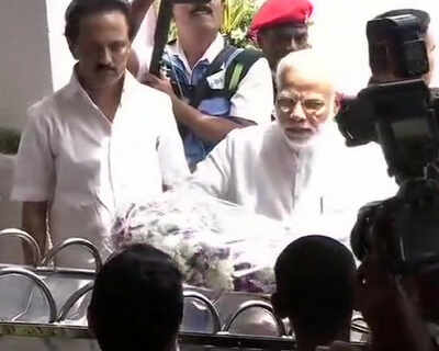 पीएम मोदी ने दी एम करुणनिधि को श्रद्धांजलि, परिवार के साथ बिताए कुछ पल