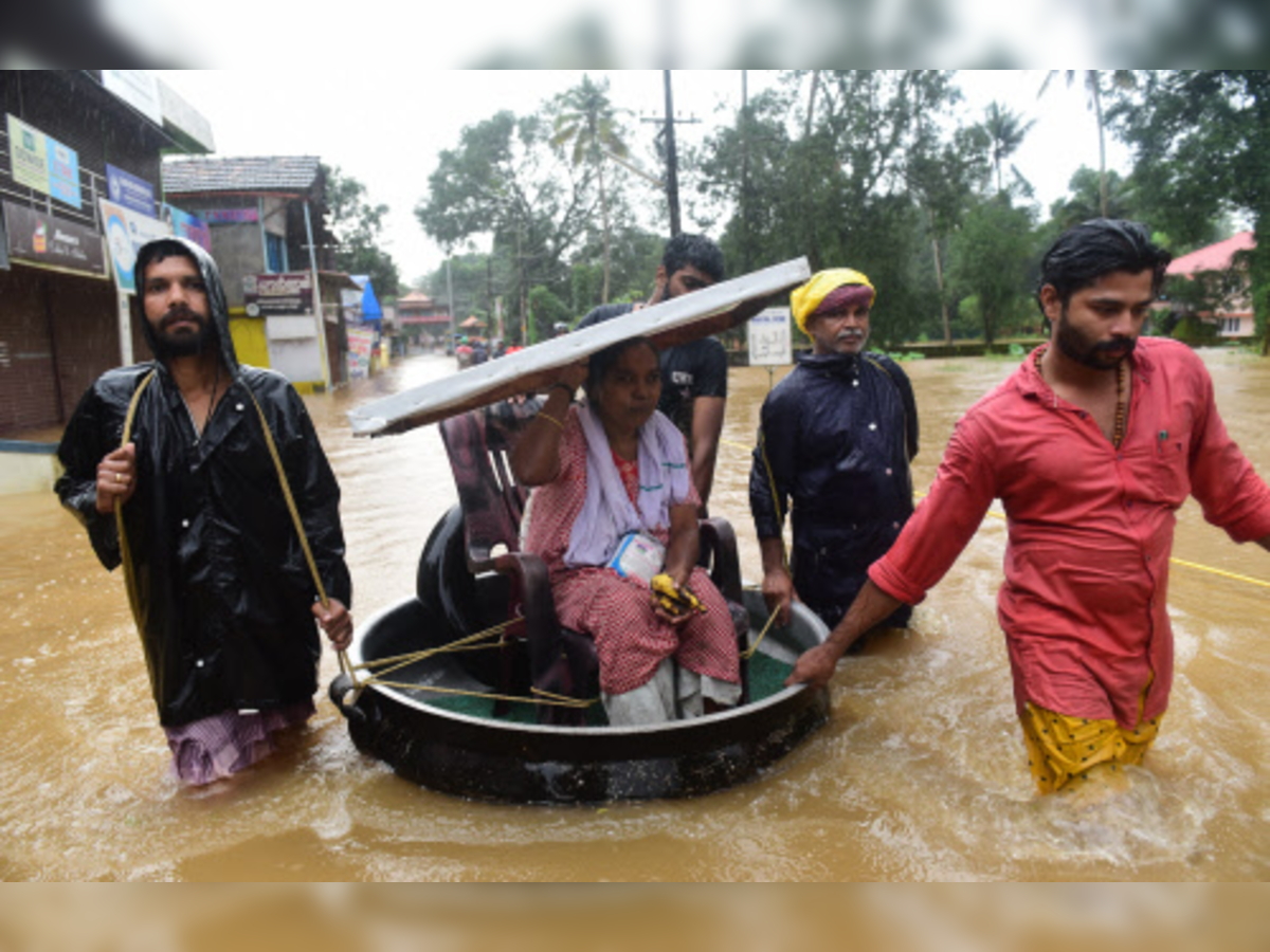 Kerala Flood क रल क मदद क ल ए बढ ह थ 7 ल ख ल टर प न क प न ल प ण स न कल ट र न Trains Carrying Drinking Water Despatched To Flood Ravaged Kerala Navbharat Times