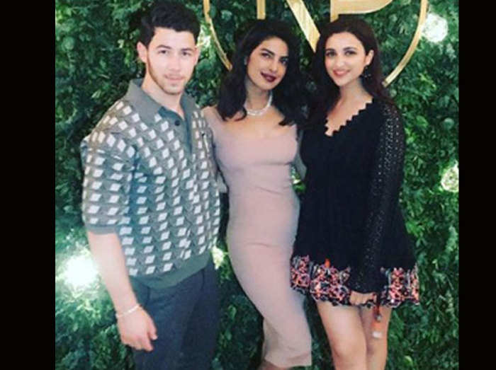 Priyanka Chopra प र य क च पड क सग ई पर पर ण त च पड न पहन थ एक स ल प र न ड र स Parineeti Chopra Wore One Year Old Dress At Sister Priyanka And Nick Jonas Engagement Party