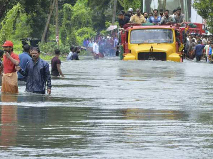 Kerala Flood News: Kerala Loss Money Lives and Infrastructure After Floods  | केरल बाढ़ न्यूज़: विनाशकारी बाढ़ से टूटी केरल की कमर, जानें, कितना हुआ है  नुकसान - Navbharat Times