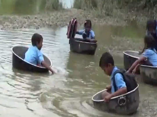 दुखद: बर्तनों में बैठकर नदी पार कर स्कूल पहुंचने को मजबूर हैं यहां के स्टूडेंट्स 