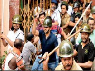 पुलिस ने प्रदर्शनकारियों पर किया लाठीचार्ज