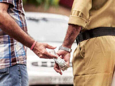 घूस देकर काम कराने वालों की तादाद देश में बढ़ी