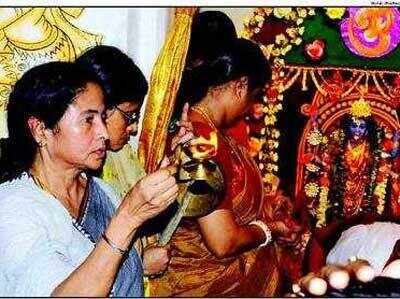 ममता बनर्जी सरकार ने पूजा समितियों को धन देने का ऐलान किया है