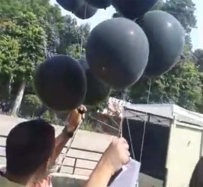 काले गुब्बारे उड़ाते कांग्रेसी