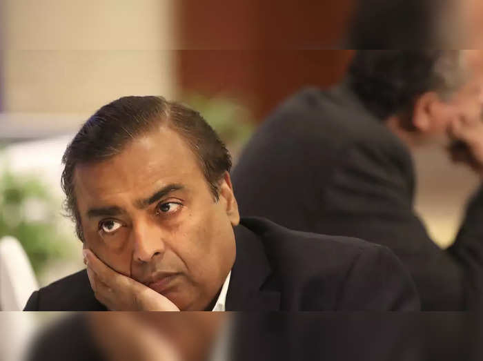 RIL के शेयर 4 फीसदी गिरे, क्या आपको खरीदना चाहिए?