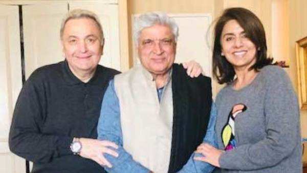 rishi kapoor poses with javed akhtar for a happy photo