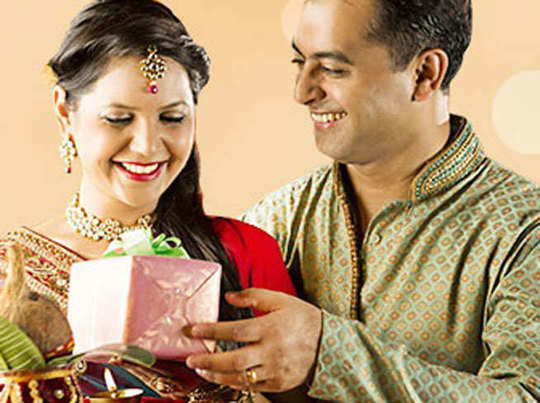 karwa chauth par wife gift