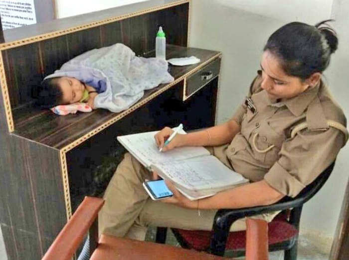 Up Police बच च क ज म म द र क स थ ड य ट पर त न त मदर क प क म ल र हत घर क प स ह आ ट र सफर Mother Cop On Duty With Six Months Old Baby Dgp Ordered