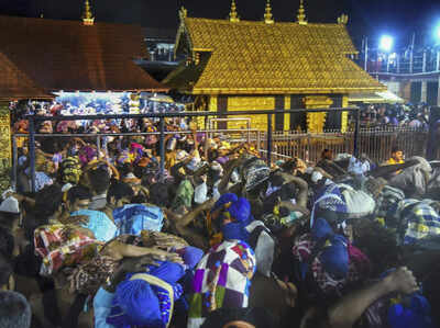 दर्शन के लिए मंदिर में लगी श्रद्धालुओं की भीड़