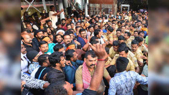 Sabarimala: भाविक म्हणून हजारो कार्यकर्ते मंदिरात