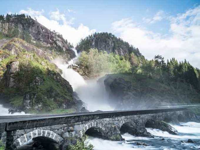 ​लेटफॉसन झरने पर बना पुल, नार्वे