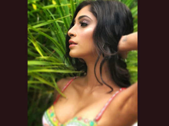 देखें, मिस इंडिया वर्ल्ड Anukreethy Vas की Hot and Sexy Photos 