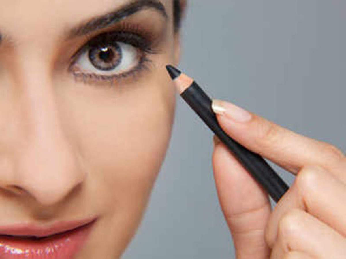 Eye Makeup Tips For Small Eyes Eye Makeup Tips For Small Eyes स झब झ भर म कअप स बन ए छ ट आ ख क झ ल स गहर Eye Makeup Tips For Small Eyes Navbharat Times