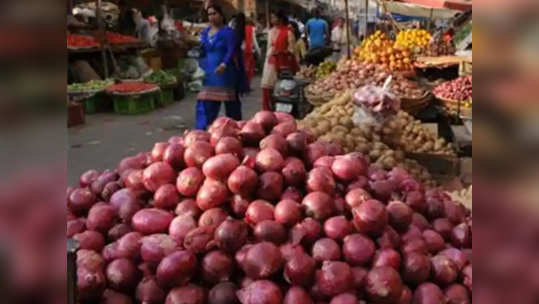 शेतकऱ्यांच्या डोळ्यात पाणी; ग्राहकांच्या खिशाला चाट