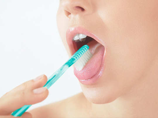 Tongue: बीमारी से रहना है दूर, जीभ की सफाई पर दें ध्यान - properly cleaning  your tongue will keep many diseases away | Navbharat Times