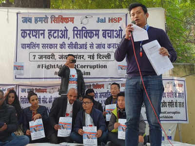 बाइचुंग भूटिया ने सिक्किम के मुख्यमंत्री के खिलाफ दिल्ली के जंतर-मंतर पर किया विरोध प्रदर्शन 