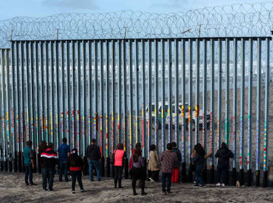 मेक्सिको सीमा पर दीवार पर अमेरिका में जमकर विवाद