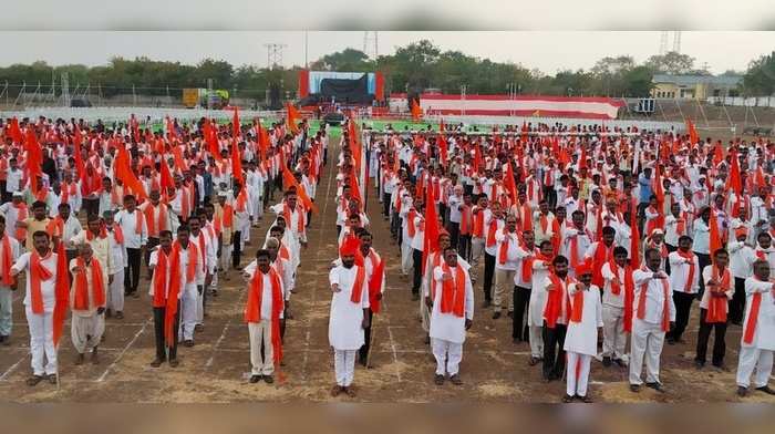 शिवसेनाप्रमुख बाळासाहेब ठाकरे यांच्या जयंतीनिमित्त नेर येथे आयोजित ‘हिंदूत्व रॅली’त शिवसैनिक मोठ्या संख्येने सहभागी झाले होते.