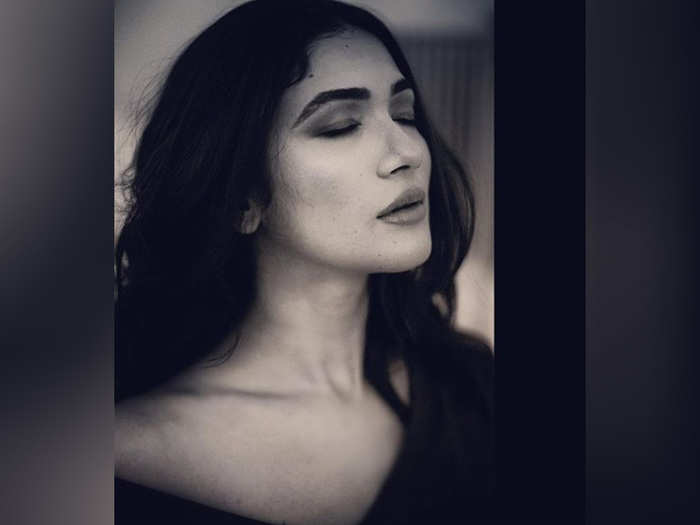 Khatron Ke Khailadi 9 Ridhima Pandit ब ल क ए ड व ह इट तस व र म द ख Ridhima Pandit क नय Look Khatron Ke Khailadi 9 Ridhima Pandit Black And White Photos Navbharat Times