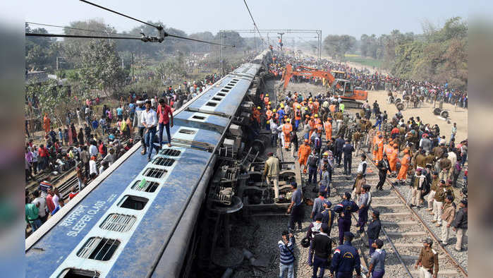 Rescue workers look for survivors after a passenger train derailed near Sahadai Buzurg railway station in the eastern state of Bihar, India, February 3, 2019. REUTERS/Stringer