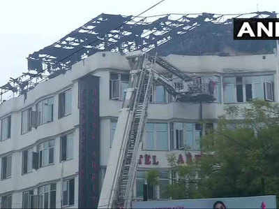 दिल्ली के होटल में आग: दहशत में बिल्डिंग से कूदे लोग, 17 की मौत