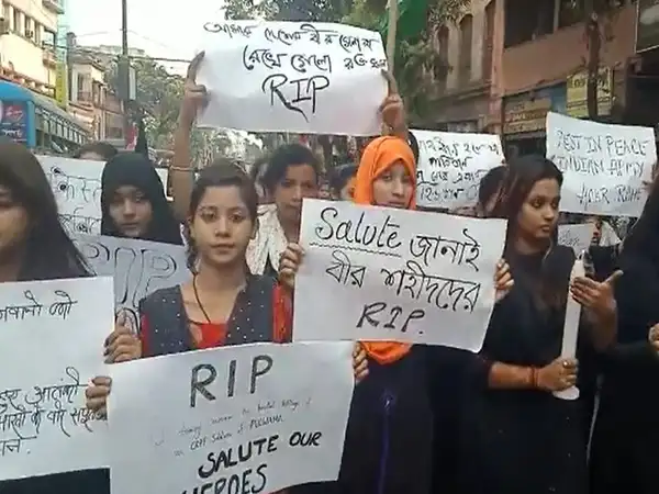 pulwama terror attack muslim women participate in a protest raise slogans against pakistan