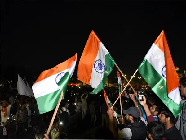 पुलवामा शहीदों की अंतिम यात्रा.. आंखों में आंसू, दिल में अंगारे, नमन में झुके सिर