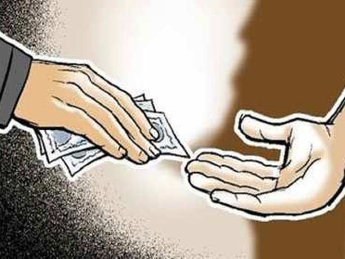 hawaldar took bribe: 15 हजार की रिश्वत लेते हवलदार गिरफ्तार - hawaldar  arrested for taking bribe of 15 thousand | Navbharat Times