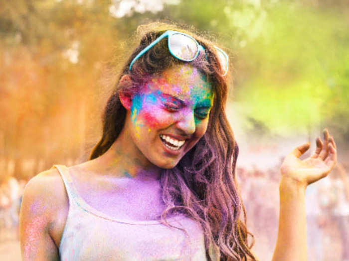 Hair care during Holi : Protect hair from holi color - खतरनाक रंगों और  केमिकल से अपने बालों को ऐसे बचाएं | Navbharat Times - Navbharat Times