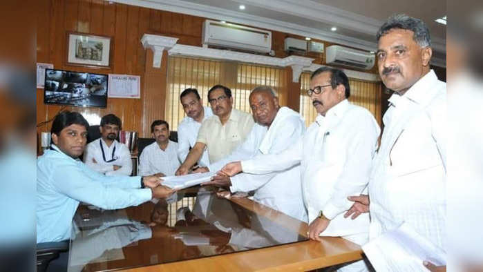 ?????? ???????????? ???????? ???? ???? ?????? ???? ????????? ??.??. ????????.  Karnataka, March 25 (ANI): Former prime minister and JDS supremo H.D. Devegowda files his Nomination from Tumkur Lok Sabha constituency in Karnataka on Monday. (ANI Photo)