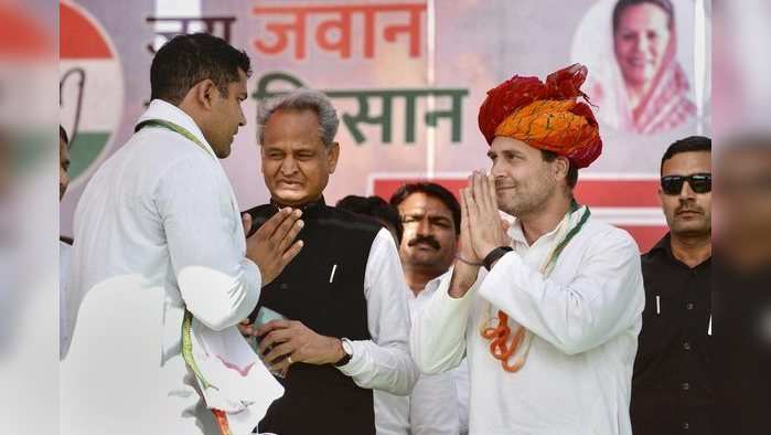 ???????????? ????? ???? ?????????? ????? ?????. ?????? ??????????? ???? ??????.  Bundi: Congress President Rahul Gandhi is greeted by his party worker as Rajasthan Chief Minister Ashok Gehlot looks on during a public meeting, ahead of the Lok Sabha elections, in Bundi district, Tuesday, March 26, 2019. (PTI Photo) (PTI3_26_2019_000139B)