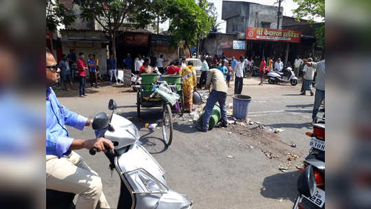 संतापलेल्या नागरिकांनी कचरा टाकला रस्त्यावर