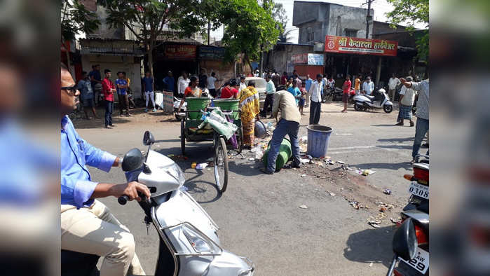 यादवनगर येथे रस्त्यावर टाकलेला कचरा हटवताना आरोग्य विभागाचे कर्मचारी.