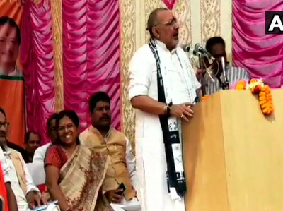 बेगूसराय में गिरिराज के मंच पर हंसती दिखीं मुजफ्फरपुर रेप केस में आरोपी पूर्व मंत्री मंजू वर्मा 