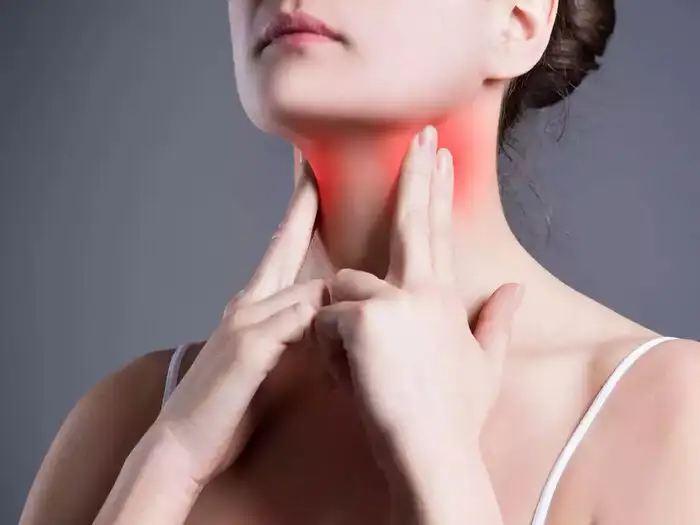 Tonsils: what is tonsillitis its cause symptoms and treatment - गले में दर्द को भूल से भी न करें इग्नोर, इस बीमारी की ओर है पहला इशारा - Navbharat Times