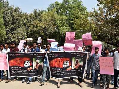 बीएचयू में छात्र गौरव की याद में कैंडल मार्च निकाल रहे छात्रों को पुलिस ने खदेड़ा 