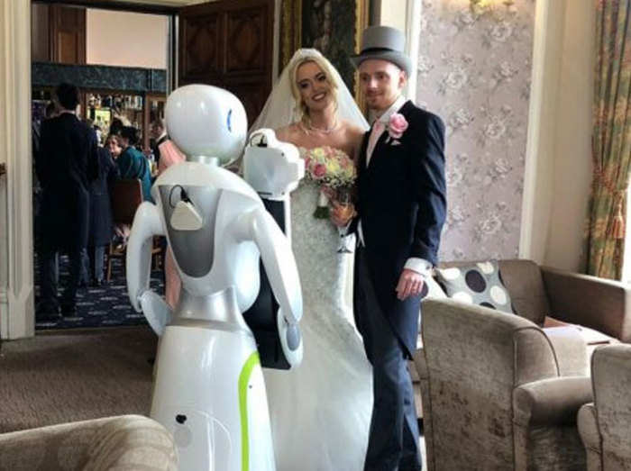 कपल ने शादी में फटॉग्रफी के लिए बुलाया रोबॉट, आईं बेहतरीन फोटोज
