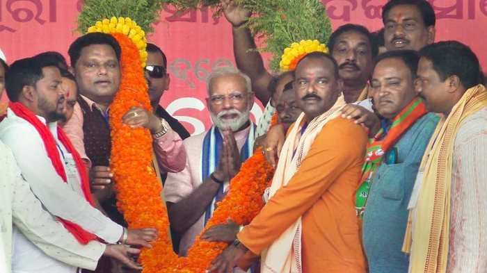 ??????? ????? ???? ????????? ????.  Sambalpur: Prime Minister Narendra Modi being garlanded by BJP leaders at the party's Vijay Sankalp Sabha, ahead of 2nd phase of general elections, in Sambalpur, Odisha, Tuesday, April 16, 2019. (PTI Photo)   (PTI4_16_2019_000106B)