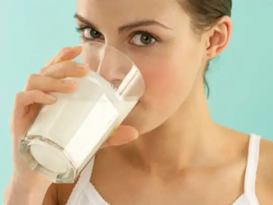 drinking milk, आयुर्वेद के अनुसार दूध पीने का सही समय क्या है- दिन या रात?  - morning or night which is the right time to drink milk according to  ayurveda - Navbharat Times