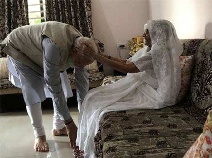 modi-and-his-mother-maharas