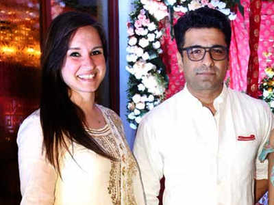 शरद मल्होत्रा की शादी में एक मिस्ट्री गर्ल के साथ ऐक्टर Eijaz Khan 