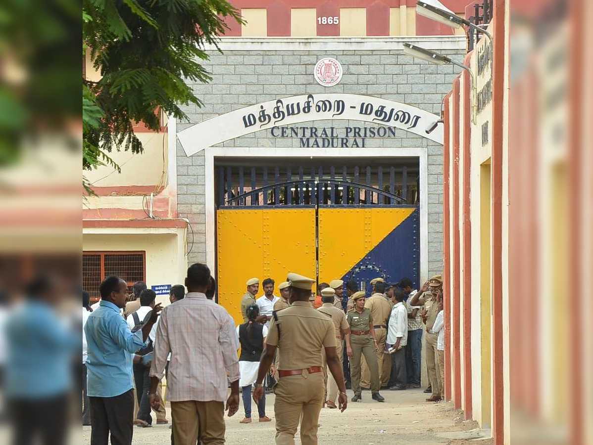 Madurai central jail: கைதிகளுக்கு இவ்வளவு கொடுமைகளா? மதுரை மத்திய சிறையில்  நடந்த போராட்ட பின்னணி! - reason behind the protest of prisoners inside  madurai central jail | Samayam Tamil