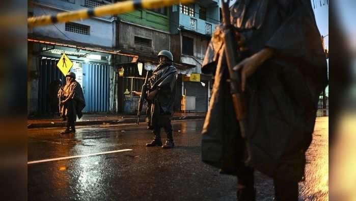 ????????? ???????? ???????? ????? ???? ????? ????. ????????? ???? ????? ????????? ??? ?????? ?? ?????.  Sri Lankan soldiers stand guard under the rain at St. Anthony's Shrine in Colombo on April 25, 2019, following a series of bomb blasts targeting churches and luxury hotels on the Easter Sunday in Sri Lanka. - Sri Lanka's Catholic church suspended all public services over security fears on April 25, as thousands of troops joined the hunt for suspects in deadly Easter bombings that killed nearly 360 people. (Photo by Jewel SAMAD / AFP)