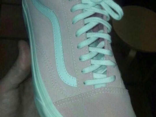 Shoes Viral य ज त प क ह य ग र ज त क र ग स ज न अपन ब र म द लचस प ब त Is This Shoe Pink Or Grey Color Of The Shoe Will Tell Interesting