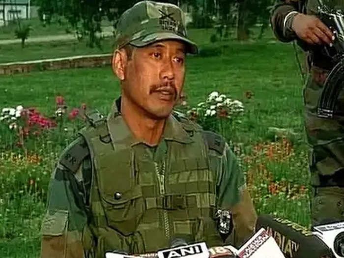 Major Gogoi श र नगर ह टल क ड म जर ग ग ई क वर ष ठत म कम कश म र घ ट स ब हर भ ज ज एग Major Gogoi Suffers Ignominy Of Seniority Reduction And Exit From Kashmir Valley